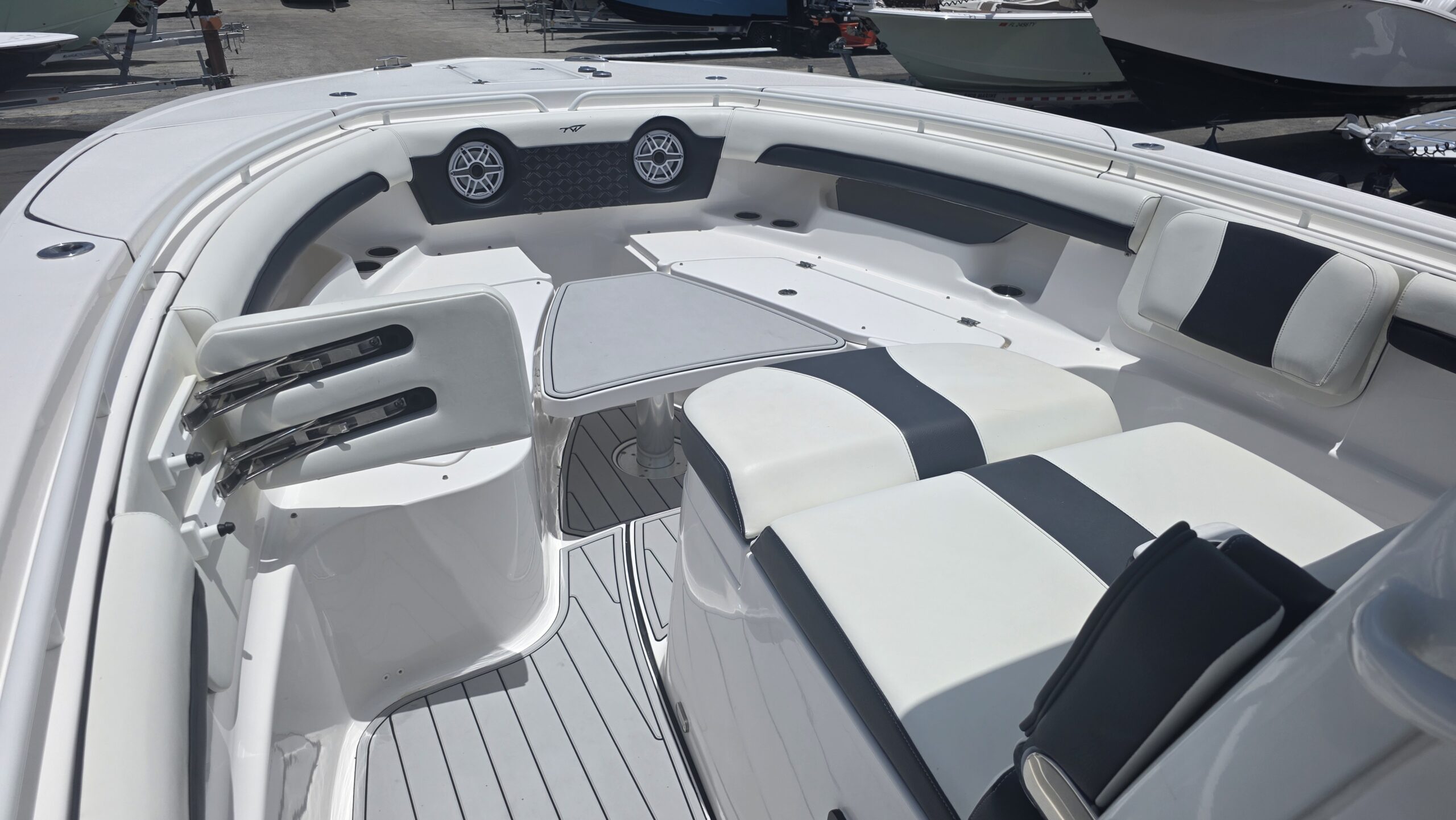 2022-Tidewater-320CC__U-TWYC121-C_30.jpg