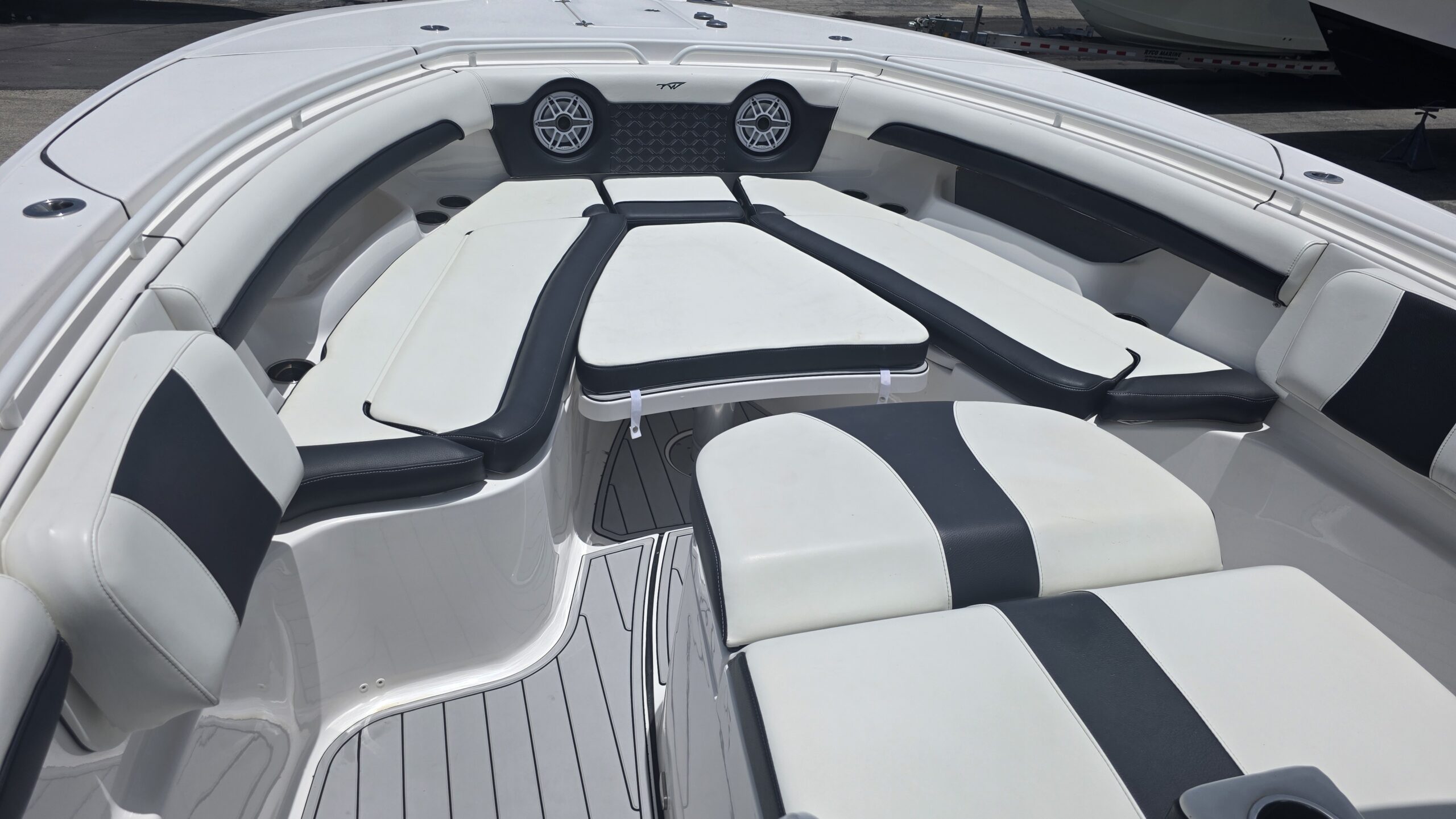 2022-Tidewater-320CC__U-TWYC121-C_34.jpg