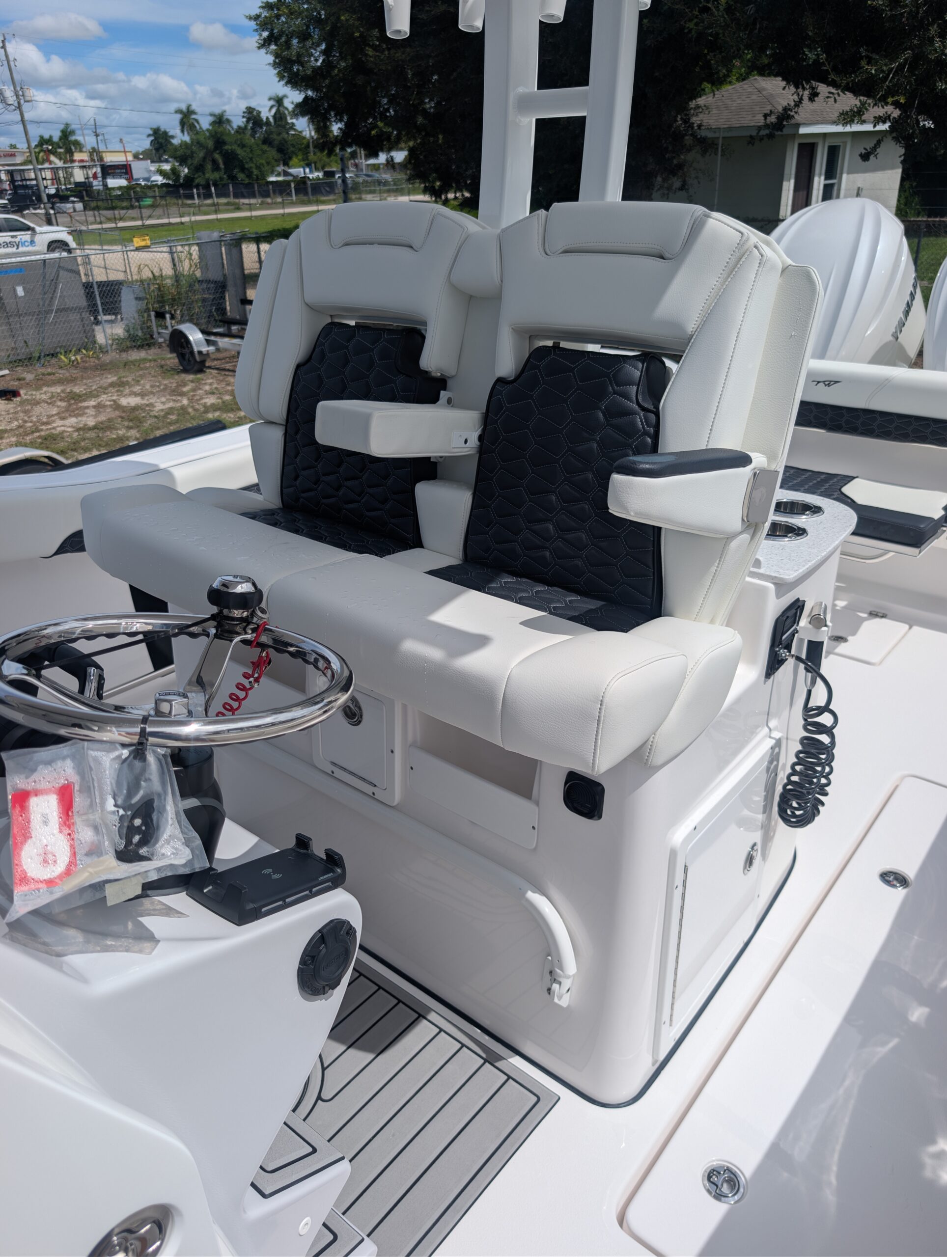 2027-Tidewater-320CC__N-TWYC102_12.jpg