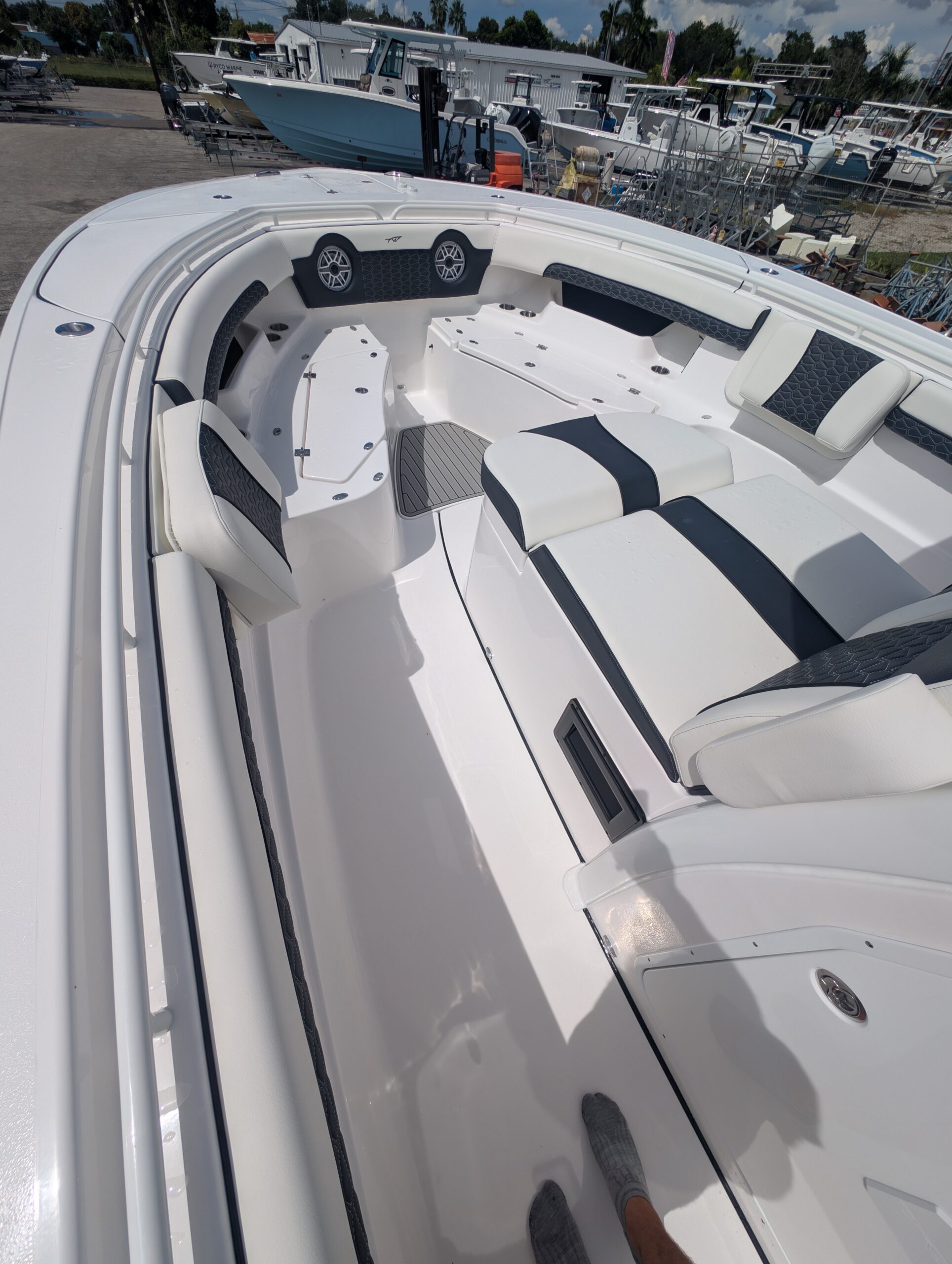 2027-Tidewater-320CC__N-TWYC102_15.jpg