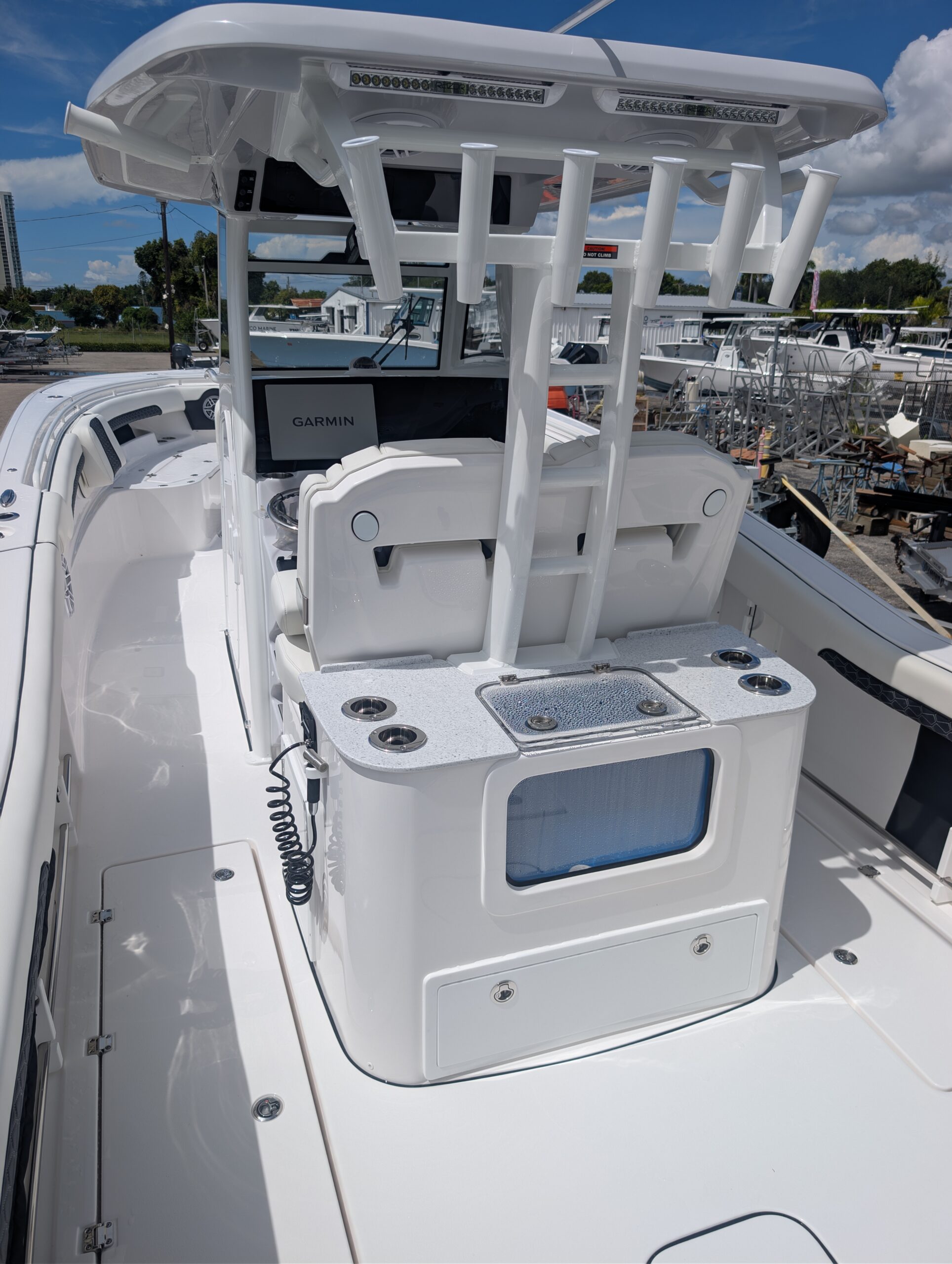 2027-Tidewater-320CC__N-TWYC102_2.jpg