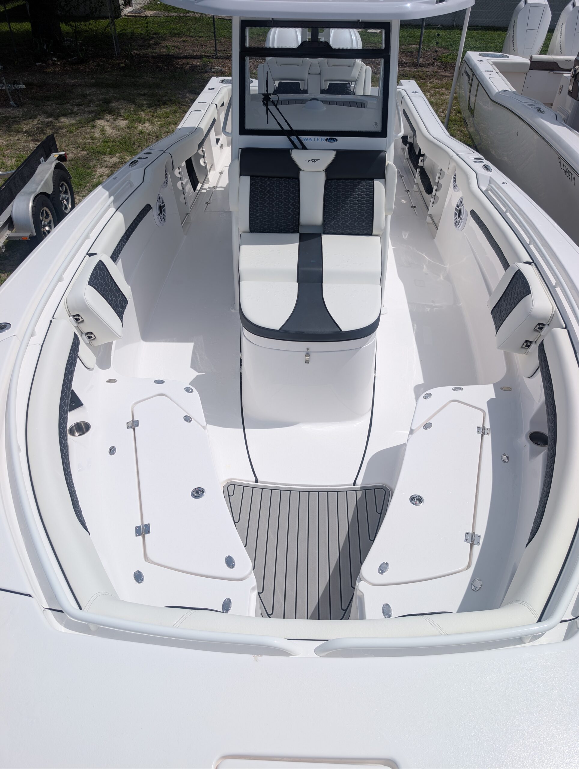 2027-Tidewater-320CC__N-TWYC102_7.jpg