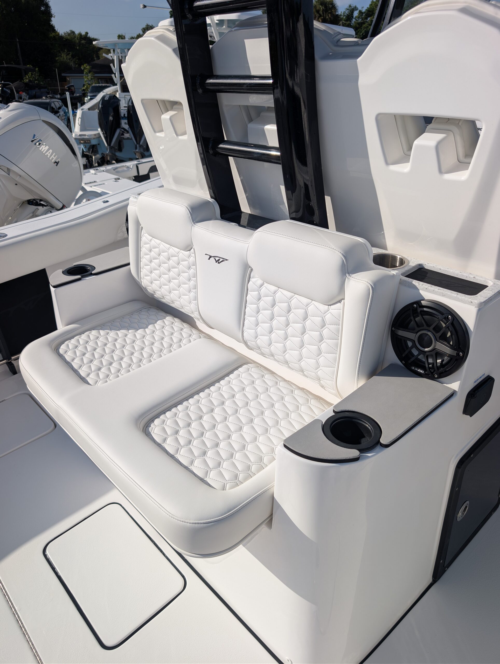 2027-Tidewater-330CC__N-TWAC112_17.jpg
