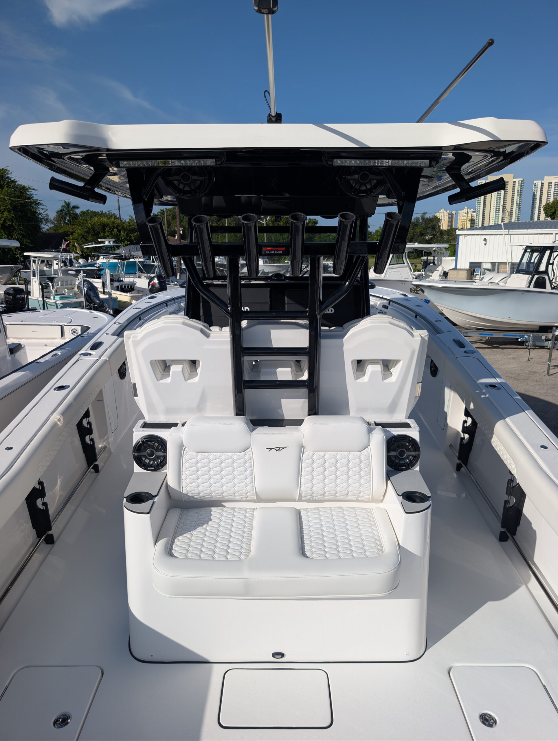 2027-Tidewater-330CC__N-TWAC112_18.jpg