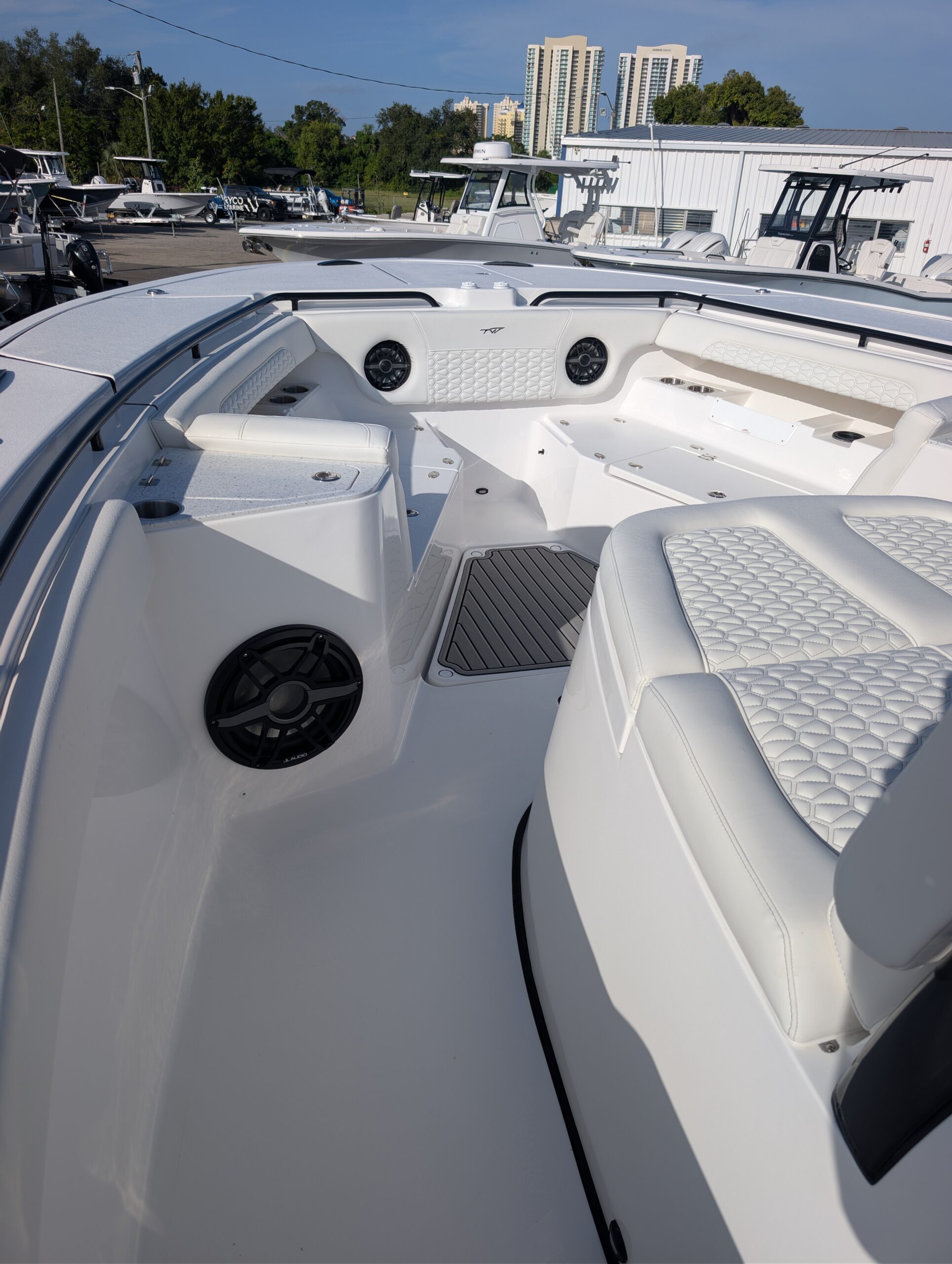 2027-Tidewater-330CC__N-TWAC112_7.jpg