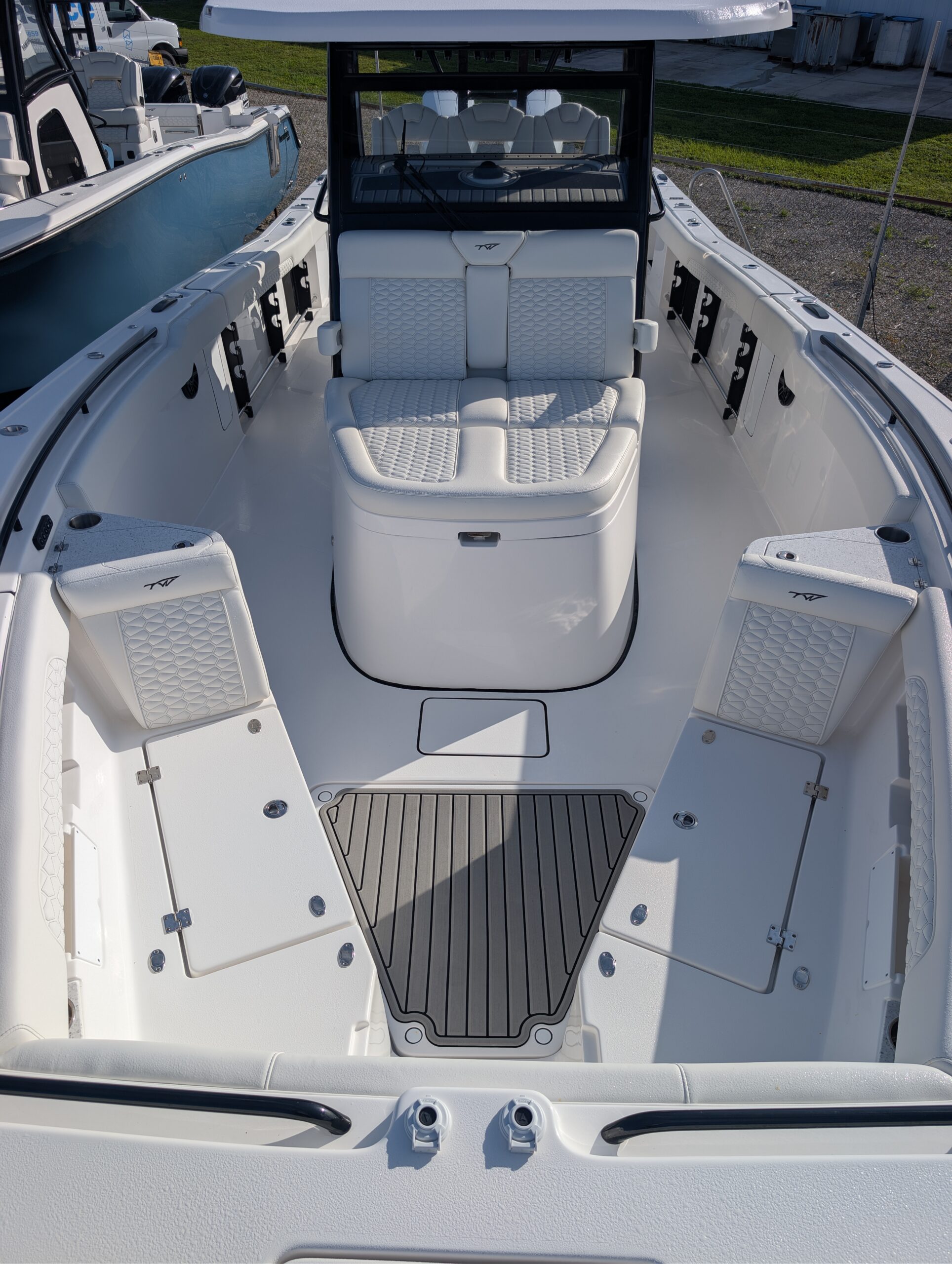 2027-Tidewater-330CC__N-TWAC112_9.jpg